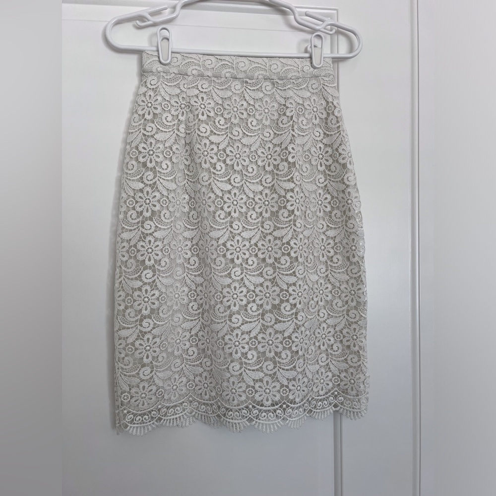 NWOT Uniqlo Lace MIDI Skirt. Off-White Color. Size XS.